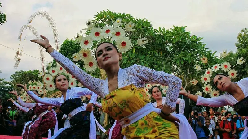 Mengenal Tradisi Topat War di Lombok: Perang Ketupat Simbol Perdamaian Umat